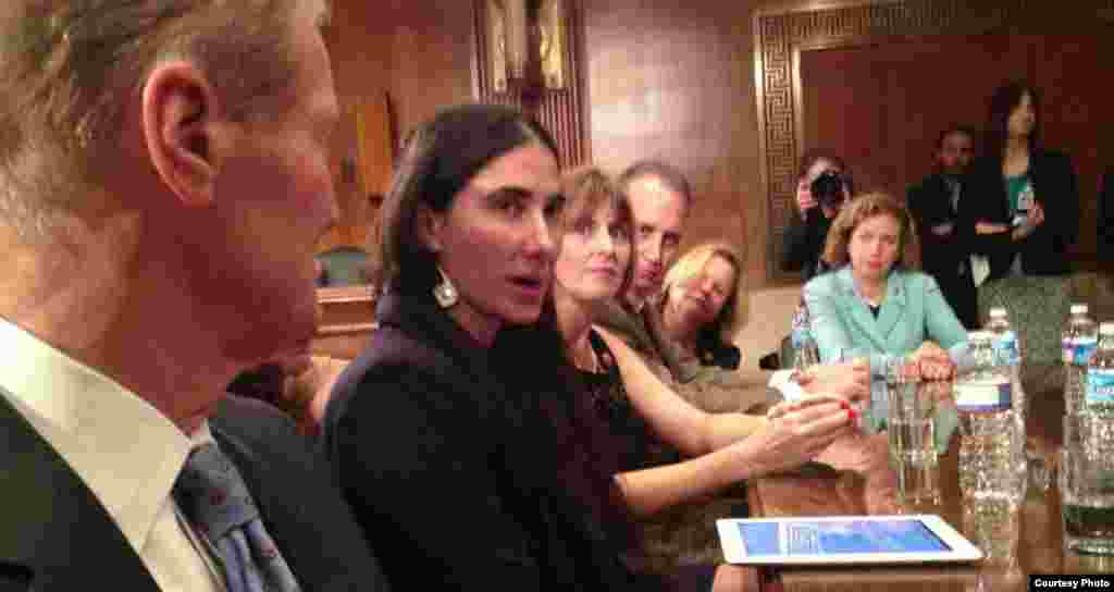 Yoani conversando con congresistas estadounidenses. Tomado del Twitter de Joe García. 