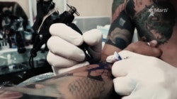 Joven graduado deja la profesión para realizar tatuajes por cuenta propia