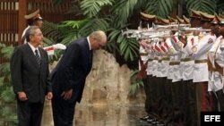 El presidente de Bielorrusia, Alexandr Lukashenko (c), y su homólogo cubano, Raúl Castro (i), pasan revista a las tropas durante una ceremonia oficial. 