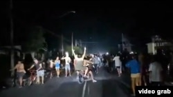 Manifestantes en Morón, en la madrugada del 14 de marzo de 2026.