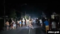 Manifestantes en Morón en la madrugada del 14 de marzo de 2026.