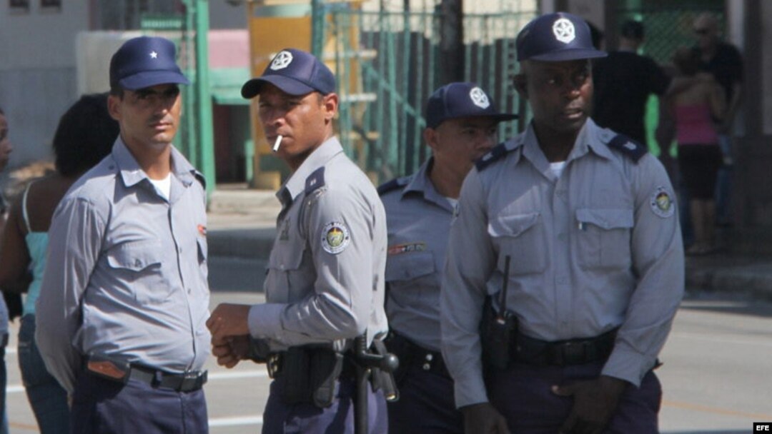 Fotografía de archivo de policías cubanos. EFE/ Rolando Pujol