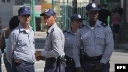 Fotografía de archivo de policías cubanos. EFE/ Rolando Pujol