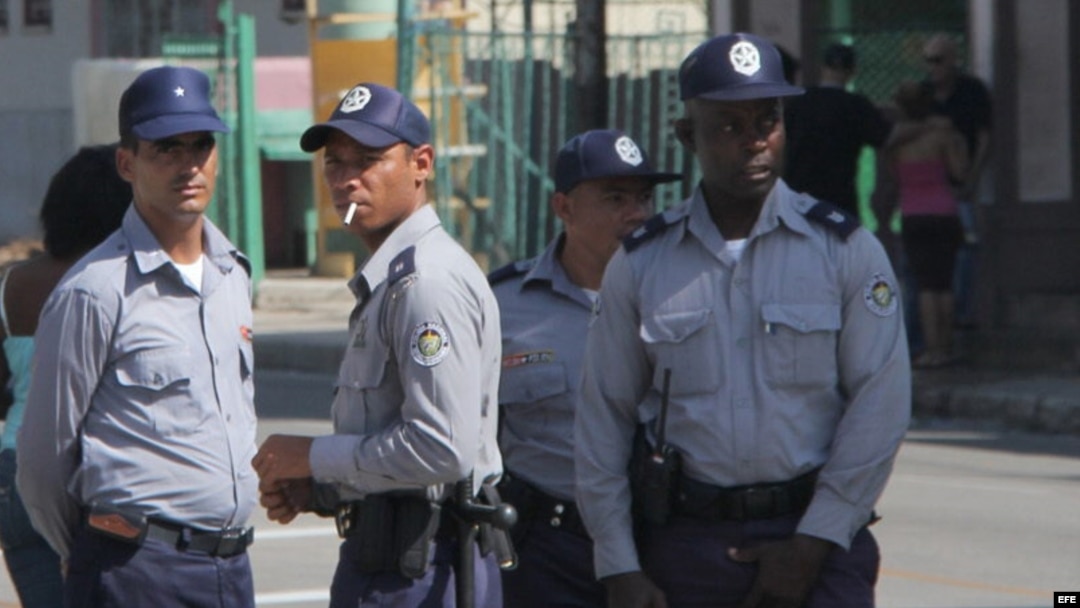 Fotografía de archivo de policías cubanos (PNR).