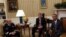 Barack Obama se dirige a los medios tras una reunión con su secretario de Defensa, Ashton Carter (c), y el jefe del Estado Mayor Conjunto de EEUU, el general Martin Dempsey (i).