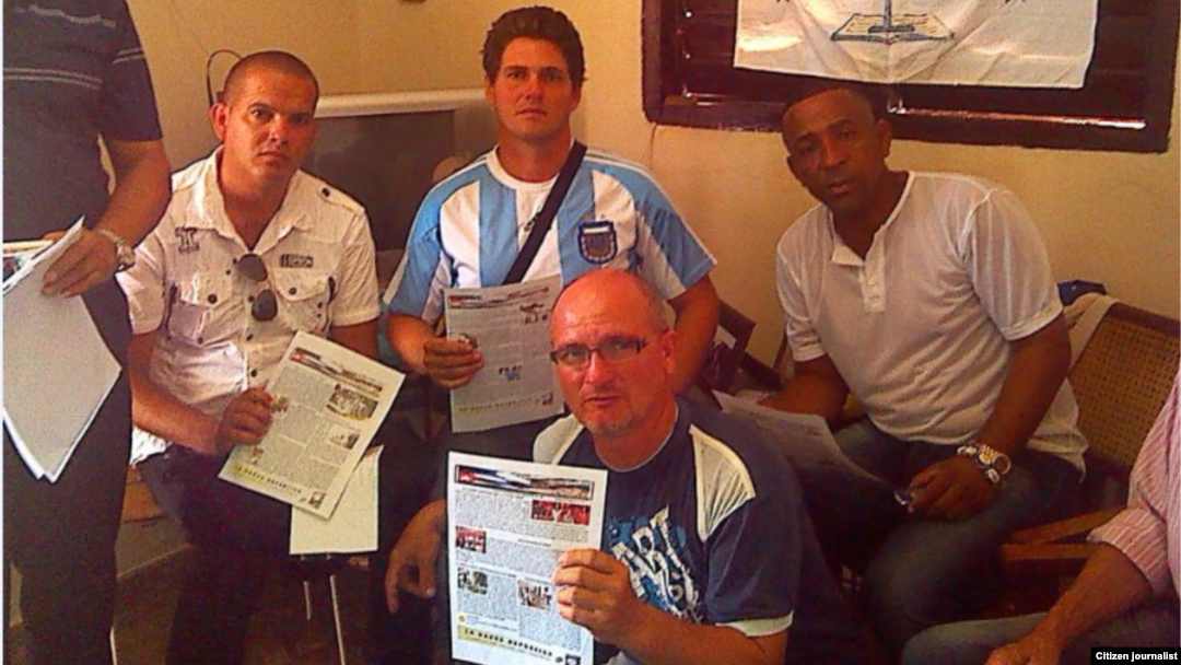Activistas de Pinar del Río muestran boletín La Nueva República.