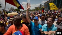 El líber opositor venezolano Henrique Capriles (c) participa junto a un grupo de personas, en una manifestación contra el gobierno venezolano el 6 de abril de 2017.