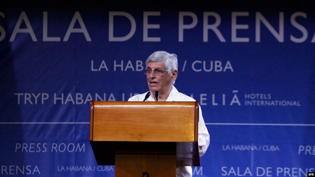 El subdirector de la Dirección General de América Latina y el Caribe del MINREX, Carlos Zamora, habla a la prensa sobre la VII Cumbre de la Asociación de Estados del Caribe.