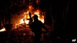 Archivo. La policía quema un laboratorio de coca en Orito, Colombia, en abril de 2022, manejado por bandas criminales. AP Photo/Fernando Vergara, File