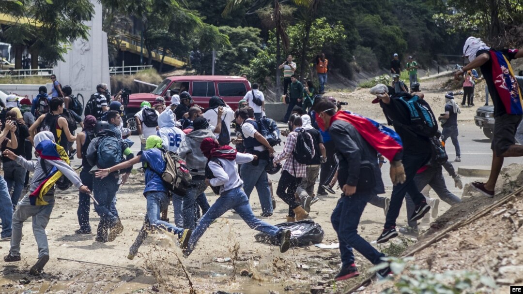 Manifestantes opositores se enfrentan a miembros de la Guardia Nacional Bolivariana