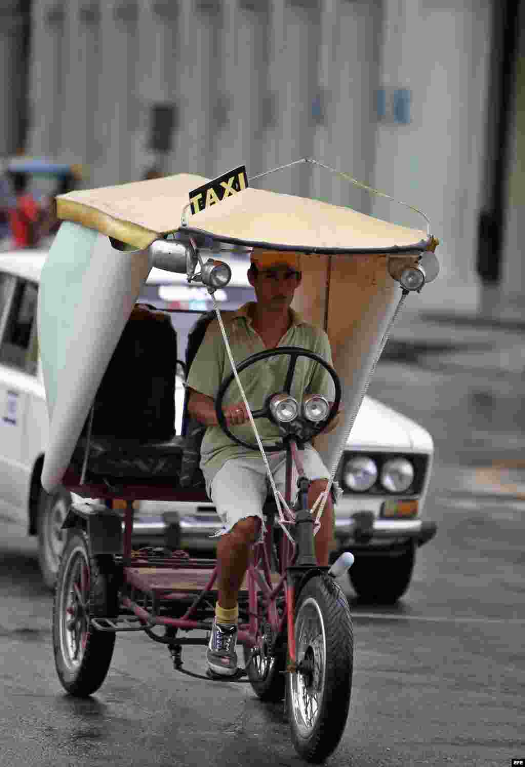 El Gobierno cubano planea recuperar el uso de la bicicleta como una de las alternativas para enfrentar los problemas de transporte público, según indicó el vicepresidente, Marino Murillo. EFE/Alejandro Ernesto