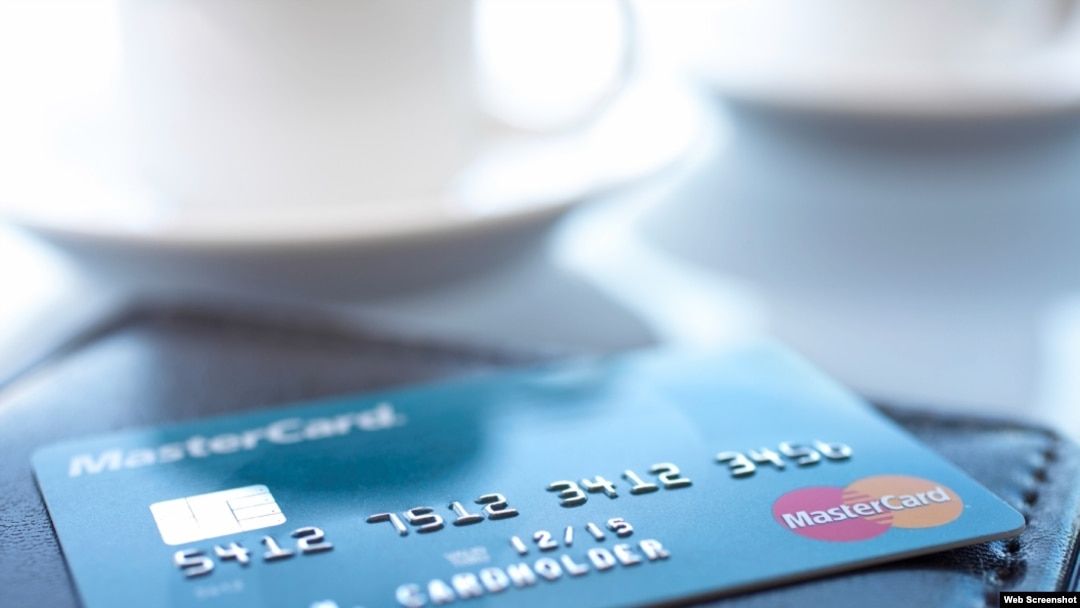 Una MasterCard, la primera tarjeta de crédito estadounidense en entrar a Cuba.