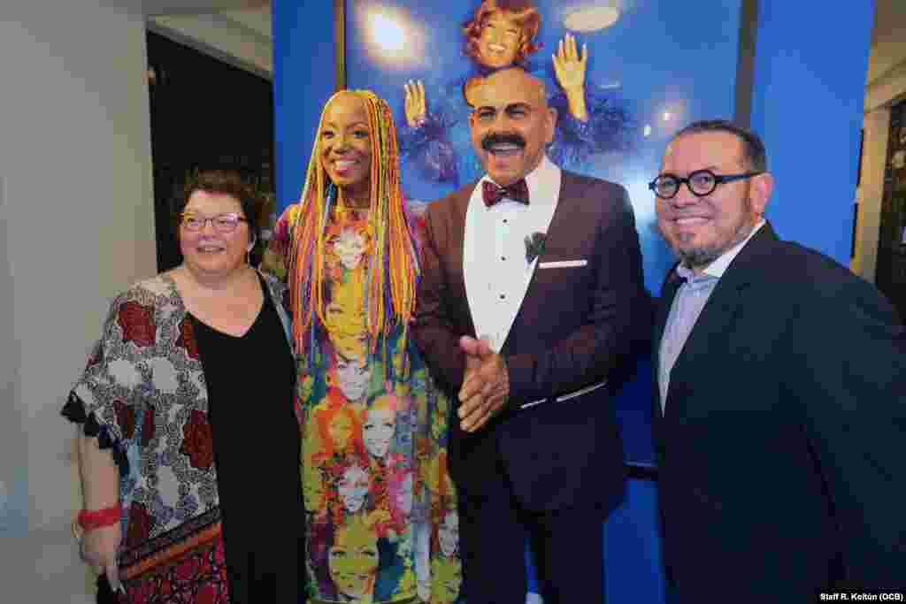 De izq. a der. Ileana Fuentes, directora Museo de la Diáspora Cubana, los músicos, Lucrecia y Oscar de León y Omer Pardillo, presidente de la fundación Celia Cruz. Foto: OCB Roberto Koltun Staff.