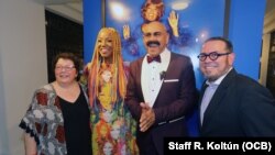De izq. a der. Ileana Fuentes, directora Museo de la Diáspora Cubana, los músicos, Lucrecia y Oscar de León y Omer Pardillo, presidente de la fundación Celia Cruz. Foto: OCB Roberto Koltun Staff.