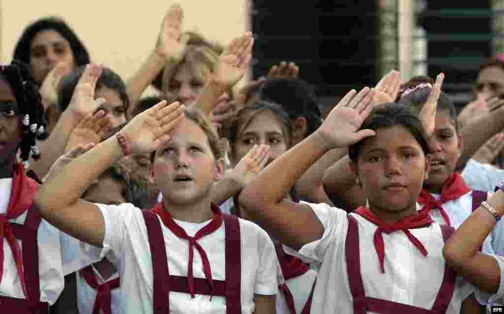 Esta organizacion recluta en la edad temprana los pioneros como una forma de asegurar e inculcar el comunismo en los niños.