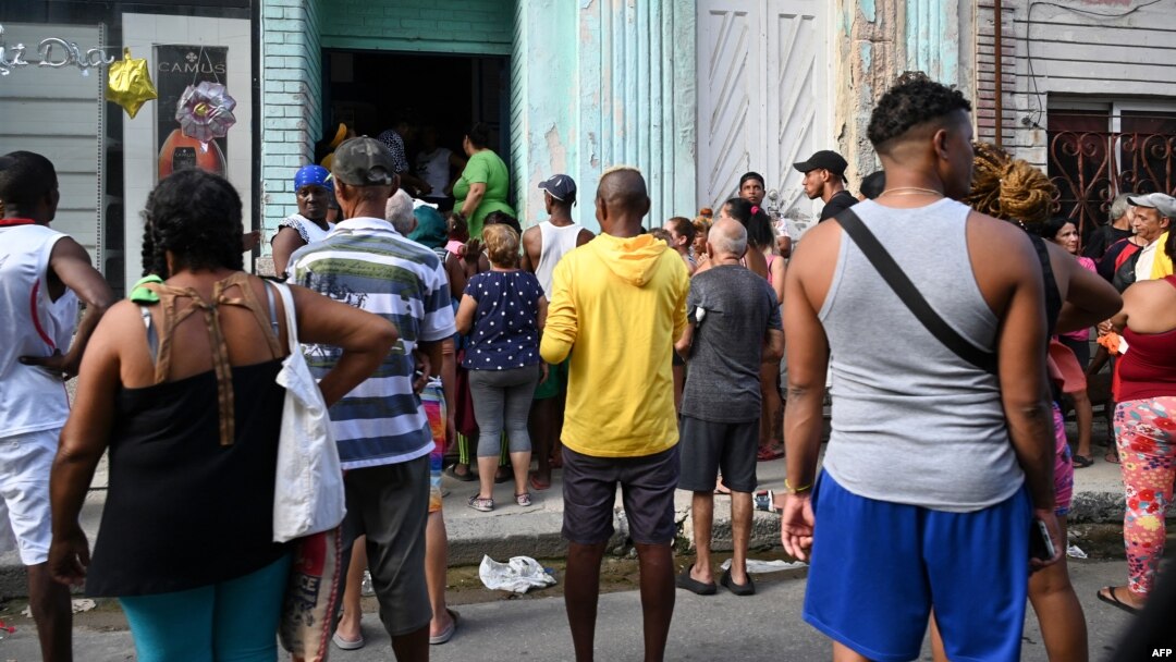 Cubanos hacen una cola para comprar alimentos. "El poder adquisitivo de los ingresos fijos en pesos cubanos ha sido pulverizado", indica un informe del Observatorio de Monedas y Finanzas de Cuba.