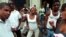 Jóvenes cubanos bailan esta tarde en la calle Galiano. EFE