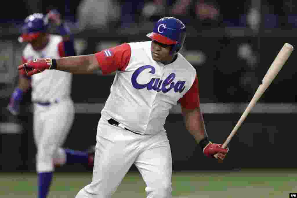 El pelotero cubano Alfredo Despaigne reacciona tras pegar un grand slam contra Australia en la quinta entrada del partido del torneo Clásico Mundial de béisbol. &quot;No hago swing para ser el rey jonronero&quot;, comentó el toletero. &quot;Sólo trato de remolcar carreras. Estoy muy contento por poder ayudar a la selección&quot;. &nbsp;