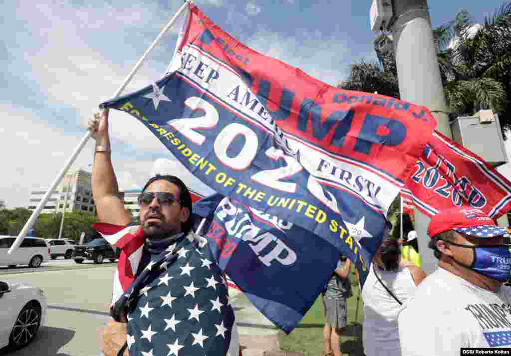 Exiliados muestran su apoyo al presidente Trump durante su visita este viernes a la ciudad del Doral, en el sur de Florida.