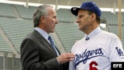Fotografía de archivo de Joe Torre (D) y el propietario de los Dodgers, Frank H. McCourt Jr. (i). EFE/Paul Buck. 