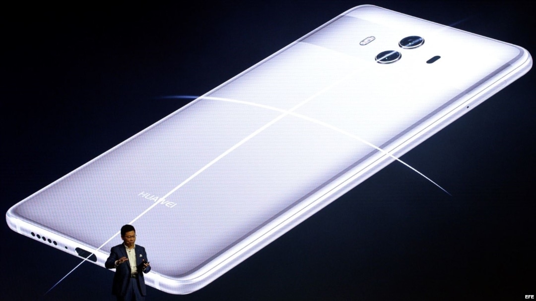 El consejero delegado de la tecnológica china Huawei, Richard Yu, presenta los teléfonos Huawei Mate 10 y el Mate 10 Pro, en Múnich, Alemania, el 16 de octubre del 2017. 