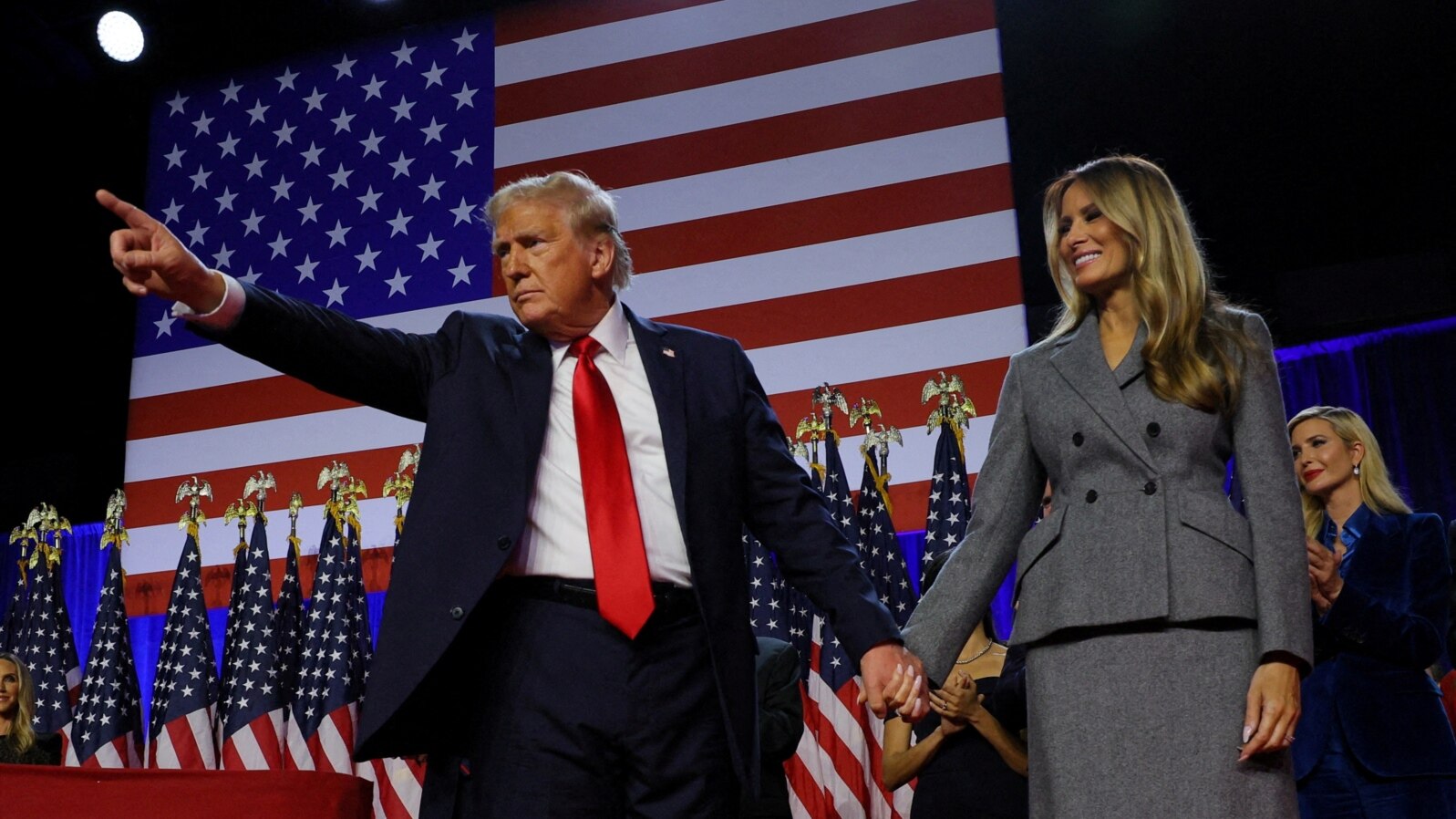 Donald Trump y su esposa Melania, en el Centro de Convenciones del Condado de Palm Beach en West Palm Beach, Florida, EEUU, el 6 de noviembre de 2024, tras conocerse el resultado que lo dio como ganador en las presidenciales de 2024. REUTERS/Brian Snyder