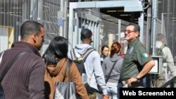 Foto del Instituto Nacional de Migración. Cubanos cruzando el puente fronterizo hacia EEUU