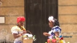 Trabajadores privados en Cuba recrean en la Habana Vieja personajes de la colonia