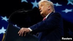 El presidente Donald Trump pronuncia su discurso en la cumbre del Instituto de la Iniciativa de Inversión Futura (FII) en el Faena Forum, en Miami Beach, Florida, EE. UU., el 27 de marzo de 2026. REUTERS/Elizabeth Frantz