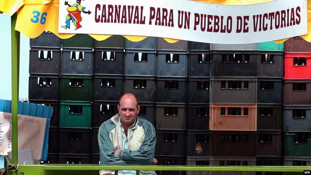  Un trabajador cubano custodia un kiosko de cerveza.