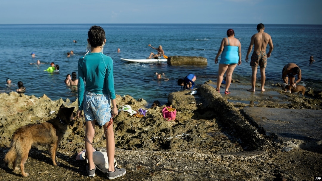 Escena captada el viernes en el Malecón de La Habana (Yamil Lage/AFP).