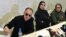 Anzor Tsarnaev (i), el padre de los hermanos Tsarnaev, considerados los autores del atentado perpetrado el pasado 15 de abril durante el maratón de Boston, su madre, Zubeidat Tsarnaeva (c), y su tía Patimat Suleymanova (d), durante una rueda de prensa.