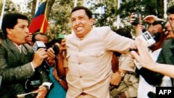 Hugo Chávez habla a los reporteros tras ser liberado el 26 de marzo de 1994.