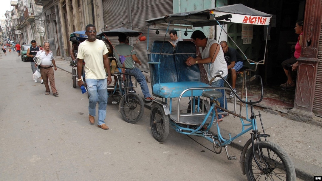 Varios bicitaxistas esperan clientes en una calle en La Habana. 