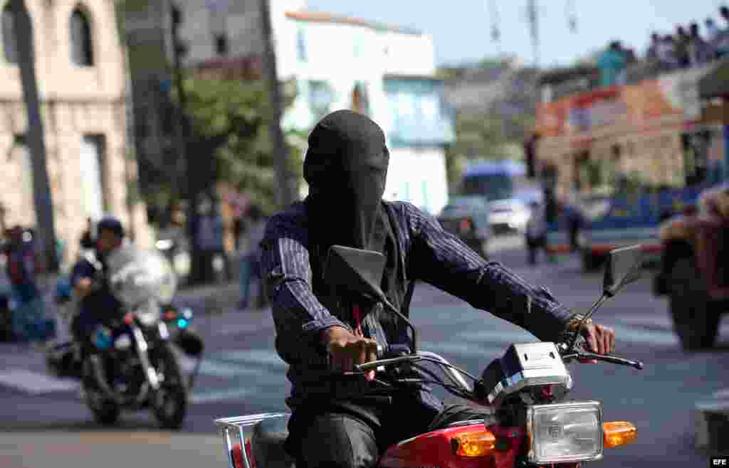 El mago cubano Aliet Pérez es visto hoy, miércoles 13 de abril de 2016, en La Habana (Cuba), donde rompe un récord nacional al recorrer tres kilómetros en moto con los ojos vendados.