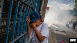 Manifestantes se enfrentan a la Guardia Nacional bolivariana