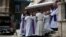 Miembros del clero cargan el ataúd con los restos del cardenal Jaime Ortega Alamino. 