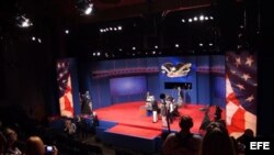 Vista de los preparativos en el escenario del recién renovado centro Norton para las Artes de la universidad Centre College de Danville, que será hoy, jueves 11 de octubre 2012, la sede del debate entre el vicepresidente estadounidense, Joe Biden, y su ri