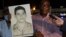 Jorge Luis García, "Antúnez" (I) sostiene una foto de Humberto Eladio Real Suárez, condenado a 30 años de cárcel en 1994 y ganador del Premio Libertad Pedro Luis Boitel 2020. (OCB/Roberto Koltun/Archivo)