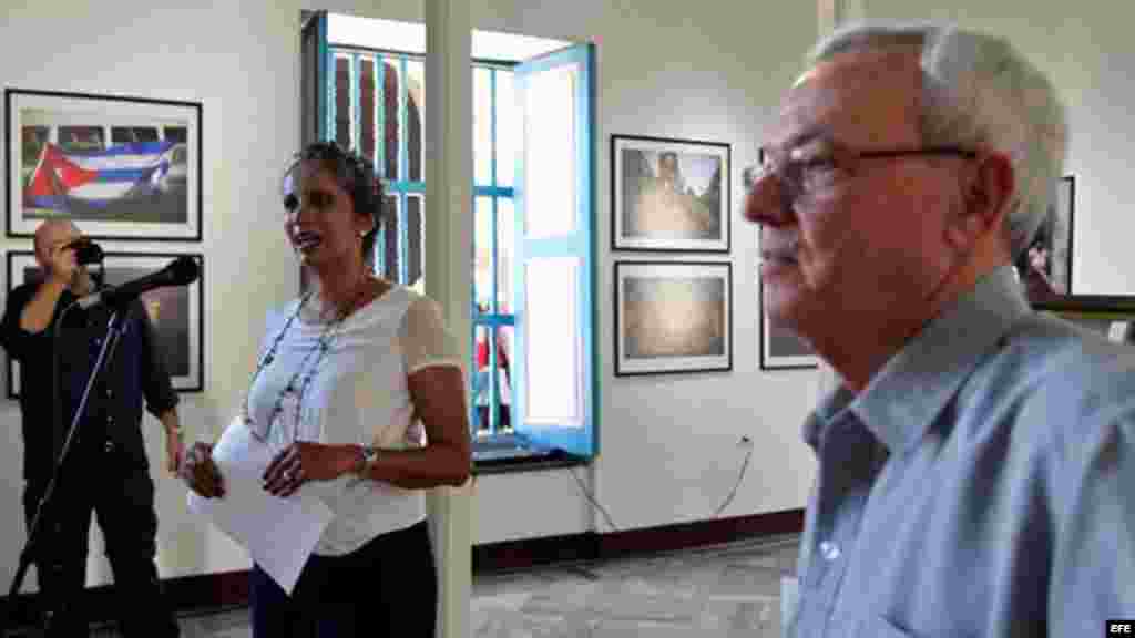 La fotógrafa colombiana Eliana Aponte, acompañada por el historiador de cubano Eusebio Leal.