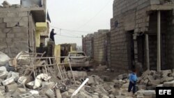 Un niño iraquí camina entre los escombros producidos por un ataque con coche bomba en pueblo de Tahraua, al este de Mosul, en Irak. 