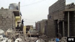 Un niño iraquí camina entre los escombros producidos por un ataque con coche bomba en pueblo de Tahraua, al este de Mosul, en Irak. Archivo.