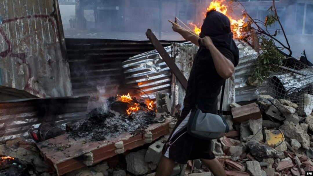 Manifestantes se enfrentan a miembros de la Policía Nacional Bolivariana