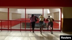 Un grupo de personas despide a sus familiares en el Aeropuerto Internacional José Martí de La Habana. 