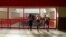 Un grupo de personas despide a sus familiares en el Aeropuerto Internacional José Martí de La Habana. 