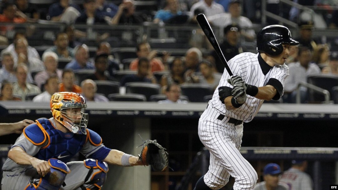 El jugador de Yanquis Ichiro Suzuki batea un sencillo durante la octava entrada de un partido ante Mets por la MLB en el Yankee stadium, in Bronx, Nueva York (EE.UU.). EFE/Jason Sz