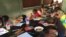 Niños cubanos juegan en una escuela que da albergue a familias de migrantes de la isla varados en la frontera de Costa Rica con Nicaragua.