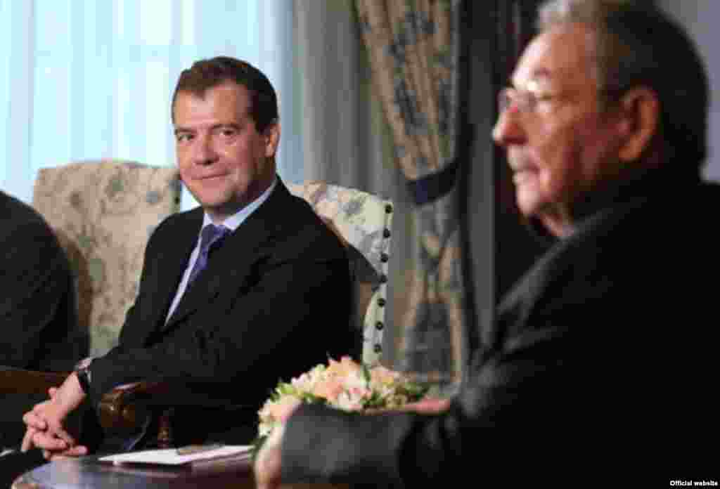 El encuentro de Ra&uacute;l Castro y Medvedev en la sede del gobierno ruso.