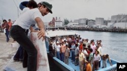 Cubanos llegan a Florida en el éxodo del Mariel. (Archivo)
