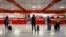 Pasajeros esperan hacer el control de Inmigración en el Aeropuerto Internacional José Martí de La Habana. (REUTERS/Stringer)
